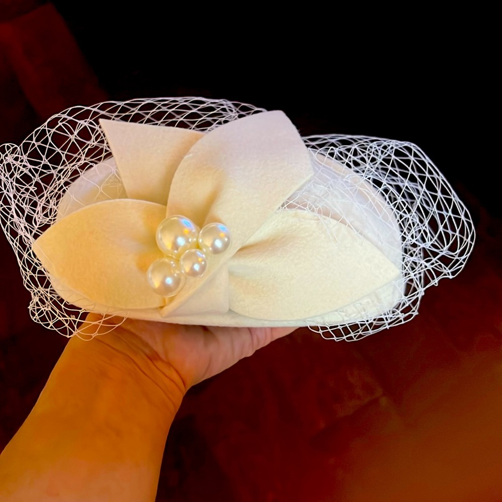 Fascinator hat, brand new in a bag still. Beige color